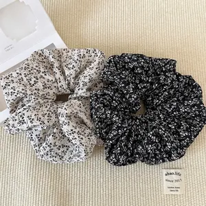 Lot de grands chouchous à imprimé fleuri noir et blanc pour des coiffures élégantes