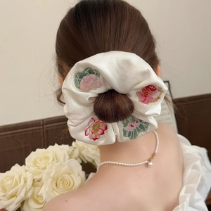 Chouchou élégant en soie de style chinois avec broderie de carpes koi et fleurs de lotus