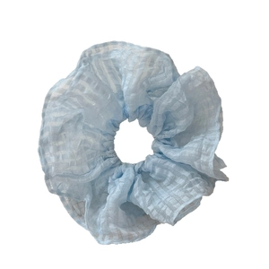 Chouchou en seersucker bleu clair à double épaisseur avec motif à carreaux pour queue de cheval