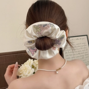 Chouchou élégant en satin beige avec broderie papillon rose pour coiffure femme