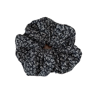 Chouchou floral noir et blanc pour les coiffures élégantes des femmes modernes
