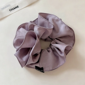 Vista dettagliata dell'elastico in raso grigio-viola con etichetta Blind For Love