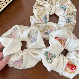 Gros plan de chouchous en satin haut de gamme avec des broderies traditionnelles chinoises