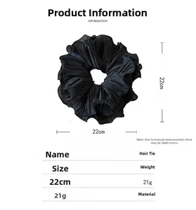 Détail du chouchou en tulle plissé noir montrant le diamètre de 22cm et les paramètres