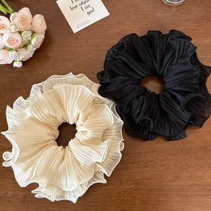 Chouchous élégants en maille plissée crème et noir avec bords ondulés et texture en mousseline