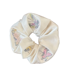 Chouchou élégant en satin crème avec broderie florale et papillon pour cheveux