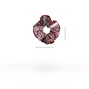 Vue détaillée du chouchou à fleurs avec diamètre de 13cm et bordure en tissu rouge