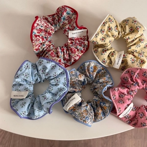 Lot de cinq chouchous faits main en coton à fleurs avec des bords contrastés élégants