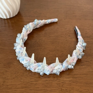 Detail of light blue floral headband with sparkling rhinestones and non-slip teeth