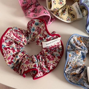 Lot de chouchous géants à fleurs en diverses couleurs avec des étiquettes faites à la main