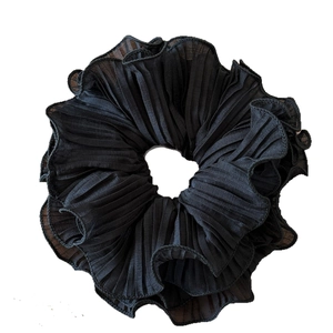 Chouchou élégant en mousseline plissée noire avec des bords ondulés et texturés