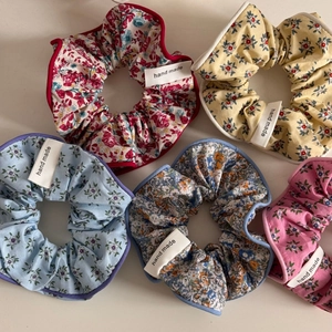 Détail de cinq chouchous en coton à fleurs variés avec étiquettes faites à la main