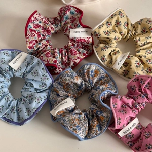 Lot de cinq chouchous en tissu fleuri aux couleurs assorties avec étiquettes fait main