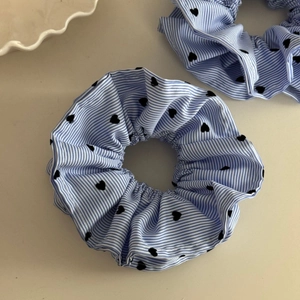 Chouchous à rayures bleues et blanches avec motif cœur noir pour femmes chic