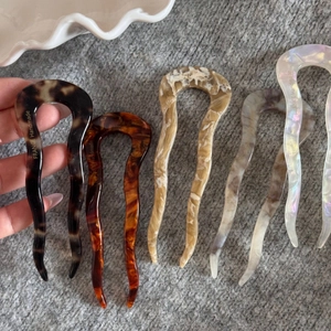 Dettaglio di forcine per capelli in acetato a forma di U con incisione France Handmade