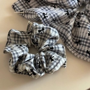 Chouchou classique à carreaux noir et blanc avec imprimé nœud et étiquette de marque vintage