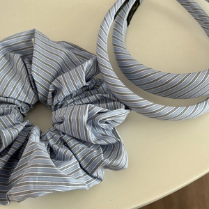 Détail de chouchou et bandeaux à rayures bleu clair en ensemble de tissu doux