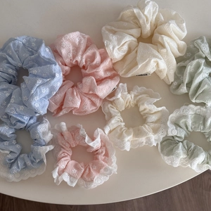 Set de coleteros en colores Morandi con motivos florales y bordes de encaje