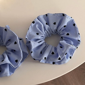 Lot de deux chouchous à rayures bleues et blanches avec motifs de cœurs noirs pour cheveux