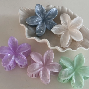 Five-piece marble texture plumeria hair claw clips in pastel summer colors