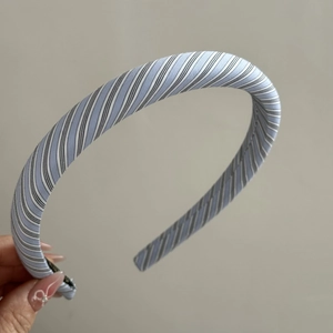 Détail du serre-tête rembourré à rayures bleues et blanches et texture du tissu