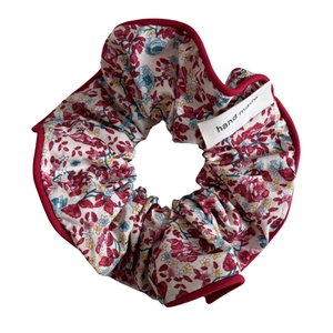 Chouchou floral avec motif de fleurs rouges et bleues et étiquette faite à la main