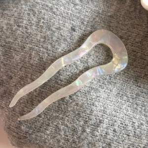 Dettaglio ravvicinato della forcina a U in acetato con incisione France Hand Made