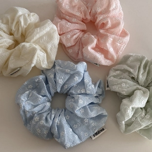 Set de coleteros florales en tonos pastel crema, rosa, azul y verde en tela suave