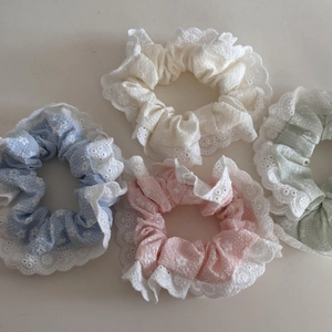 Set de cuatro coleteros florales en tonos pastel con ribete de encaje blanco