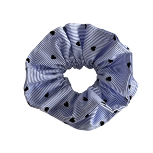Chouchou rayé bleu et blanc avec motif de cœur noir pour une coiffure élégante