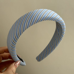 Détail du serre-tête en tissu à rayures bleues et blanches avec doublure antidérapante