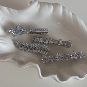 Elegant four-piece set of silver alloy hair clips with sparkling rhinestones and zircons