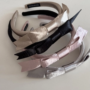 Serre-têtes soyeux style ballet avec double nœud en doré noir rose et gris
