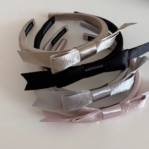 Vue détaillée de serre-têtes faits main en satin à double nœud en plusieurs couleurs