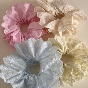 Chouchous en dentelle brodée aux couleurs pastel avec motifs floraux français