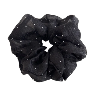 Chouchou géant en organza noir scintillant avec strass argentés sur fond blanc