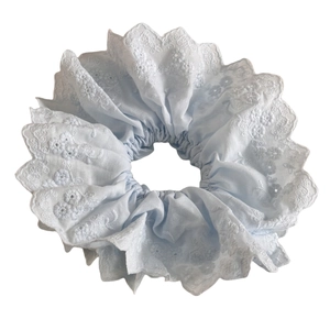 Chouchou bleu clair avec broderie florale blanche et bordure en dentelle ajourée