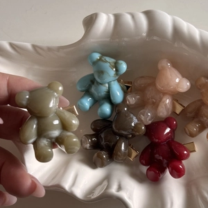 Chic Korean style cartoon bear hair clips in assorted colors on a shell tray