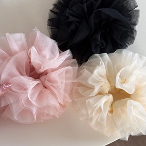 Detailansicht von 3er-Pack Mesh-Lace-Scrunchies in Pink, Schwarz und Beige