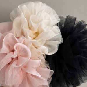 Dreiteiliges Set großer Blumen-Haargummis aus Mesh in Pink, Beige und Schwarz