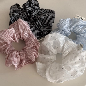 Chouchous en tissu rayé élégants avec perles argentées en noir, rose, bleu et blanc