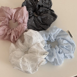 Chouchous élégants en tissu rayé avec paillettes argentées en rose, noir, bleu et blanc