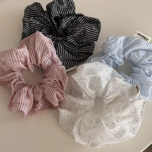Lot de quatre chouchous en tissu rayé avec strass aux couleurs pastel pour femmes