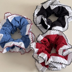 Trois chouchous à vagues surdimensionnés rouge, noir et bleu avec bords plissés