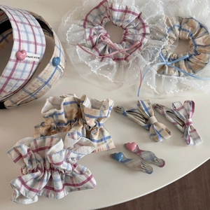 Détail d'accessoires de cheveux à carreaux bleus avec dentelle et cœurs