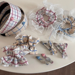 Détail à plat de chouchous à carreaux et accessoires cheveux en dentelle avec noeuds