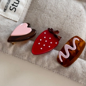 Three-piece set of cute strawberry and heart patterned acrylic hair clips for women