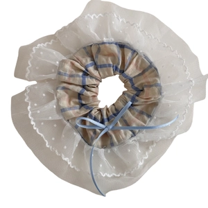 Chouchou à carreaux beige et bleu avec dentelle blanche et petit nœud bleu clair