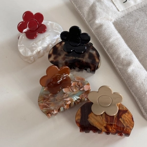 Set of four acetate floral hair claws in pearl white and tortoiseshell for elegant styling