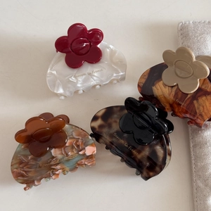Floral acetate hair claw clips with tortoiseshell pattern and small 3D flower accents
